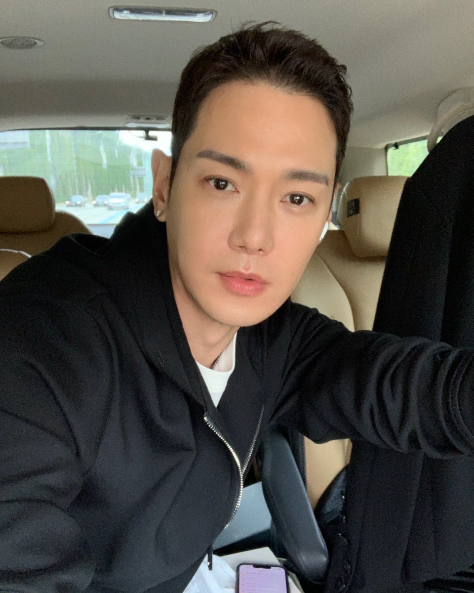 hwanhee's tweet photo. 오늘 오후 8시 환희팅에
곡성 장미 축제 VLOG가 업로드 됩니다🎶
⠀⠀⠀⠀⠀
#환희 #hwanhee #환희팅 #곡성장미축제 https://t.co/DFEsrxsuT0