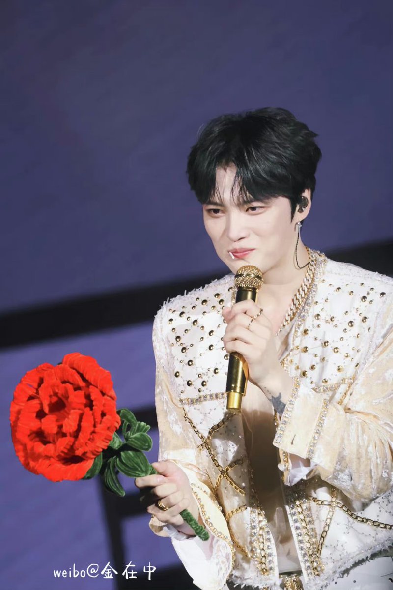 Eating lollipop and holding a rose 🤣 

(Cre 金在中)