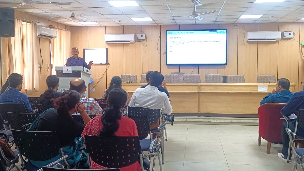 nqocnindia's tweet photo. Dr Harish Pemde discussing the Step-1 of #Pointofcarequalityimprovement to a diverse audience comprising doctors, nurses, medical students, and primary healthcare personnel.

@LHMCDelhi @MoHFW_INDIA @WHOSEARO https://t.co/vjy0Qi6PAE