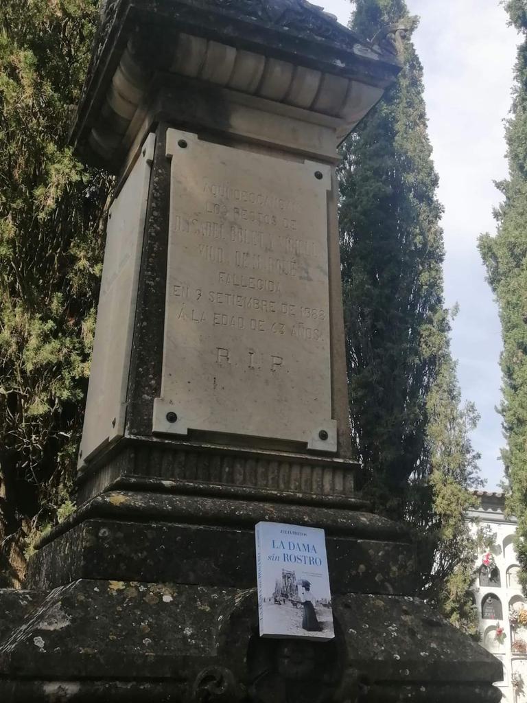 Ignoro si arribaré a 3a edició o si algun productor portarà a pantalla aquesta extraordinària història, però continuo rebent mostres d'estima.
Avui ha estat una amable lectora qui ha volgut trobar-se amb la dama. El seu missatge de veu demostrava la seva emoció.