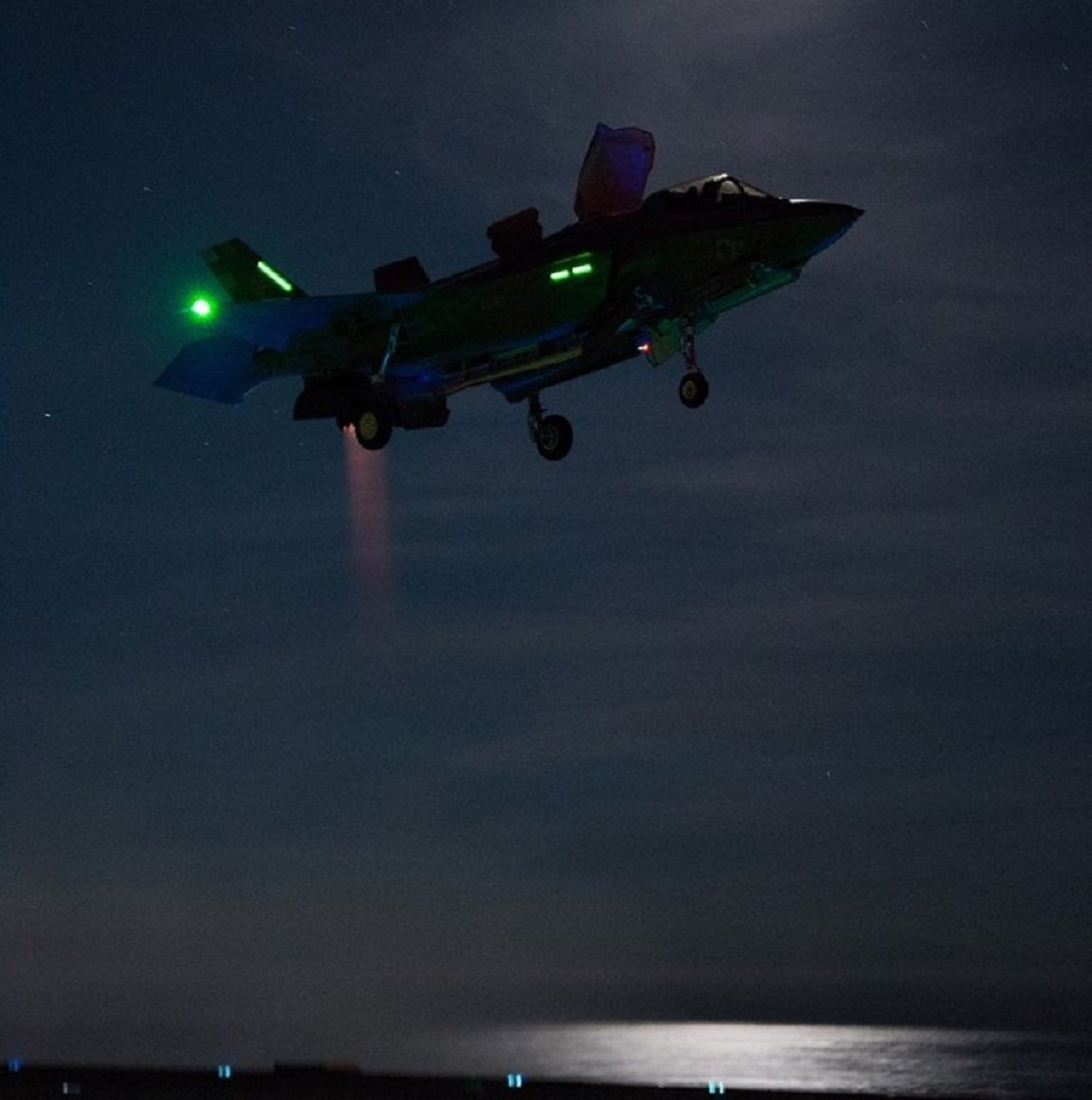 AirrecC's tweet image. Series of photos of both RN &amp;amp; RAForce Test Pilots conducting the first night flying trials on HMS Queen Elizabeth.
The trials made use of the specially-designed LED lighting on her flight deck as well as night-vision technology.
#lockheedmartinf35b #f35blightningii