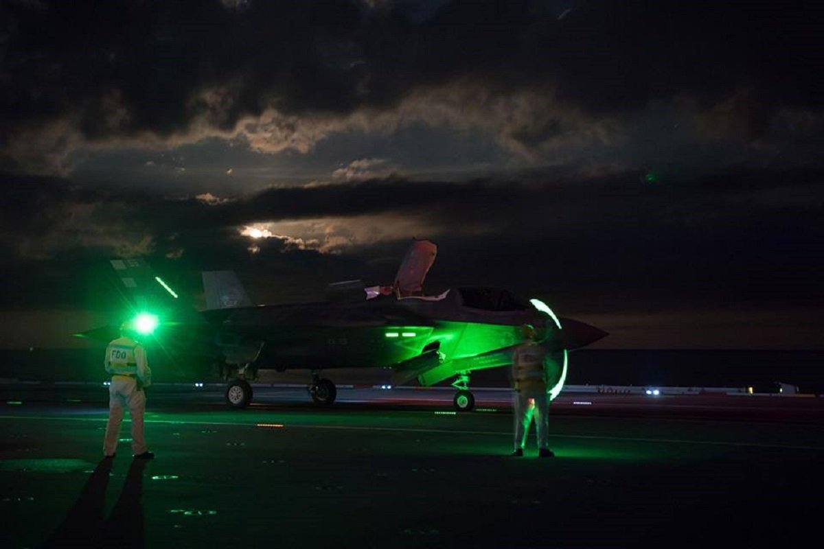 AirrecC's tweet image. Series of photos of both RN &amp;amp; RAForce Test Pilots conducting the first night flying trials on HMS Queen Elizabeth.
The trials made use of the specially-designed LED lighting on her flight deck as well as night-vision technology.
#lockheedmartinf35b #f35blightningii