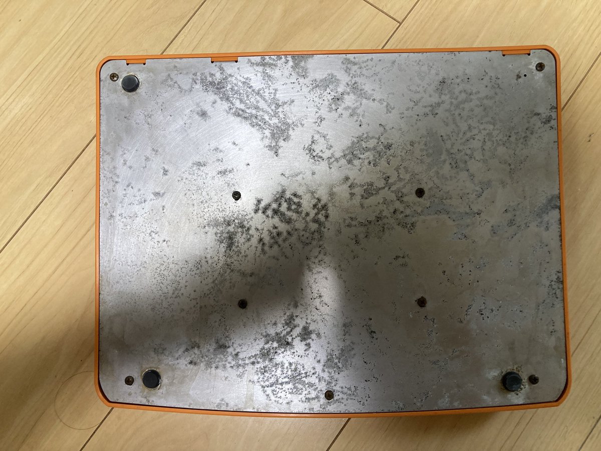 appare_beatmake's tweet photo. ハードオフで見つけたジャンク機材（roland d2）がとんでもないサビ具合だったので、クリーニングしてみた。

茂木和哉サビ落とし一本使い切った結果、落としきれなかったけど、だいぶ綺麗になった！

にしても、どういう使い方したらこんなサビがつくのかほんと不思議😓 https://t.co/Qg1IPjp25J