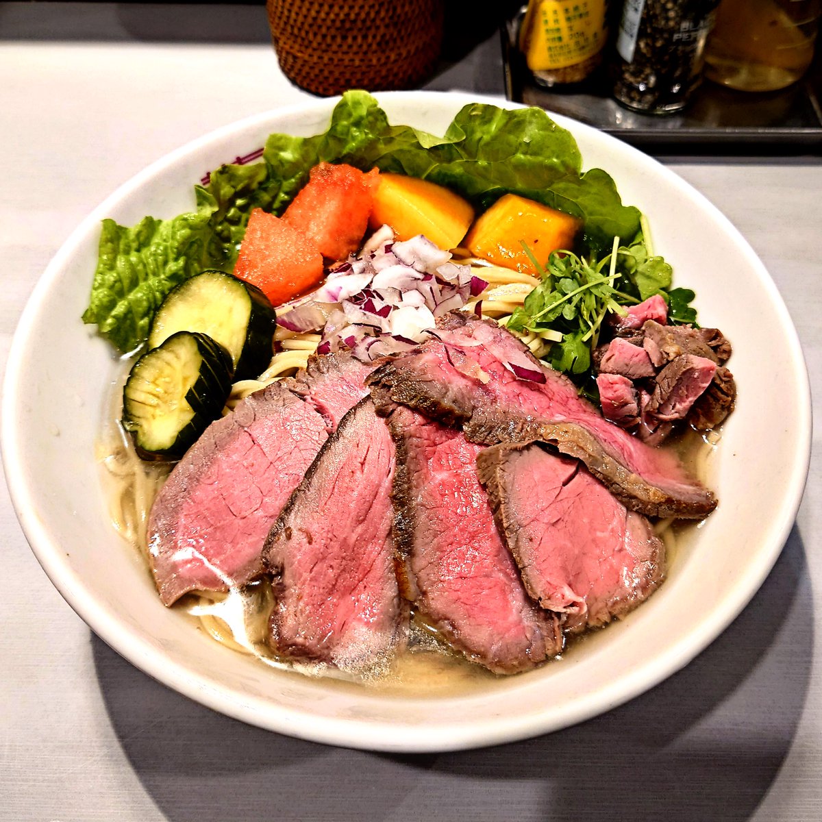 中華蕎麦 瑞山
🍜黒毛和牛のローストビーフ
　和牛出汁の冷たいラーメン🐂

和牛を喰らう😋
色鮮やかに野菜、フルーツと一緒に。スープ美味えなぁ〜
流石ですな。いつもご馳走さまです🙏