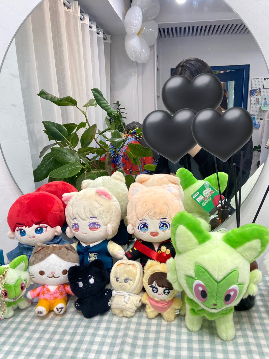 hwioming's tweet photo. 🍪𝐰𝐚𝐯𝐞 𝐨𝐯𝐞𝐫 𝐰𝐚𝐯𝐞 / 카페 어싸이드

액자들 눈에 다 담아왔는데 사진을 못 찍었어요ㅠㅠ 카페가 여러모로 시원해서 좋았어요 진짜 시원함 + 준이 웨이브
아쉽지먼 지금은 못 사는 인형들이랑 나오하 디피해주신거 최고><

#파도가_되어_준
#Dive_into_JUN https://t.co/sQqz25Csck