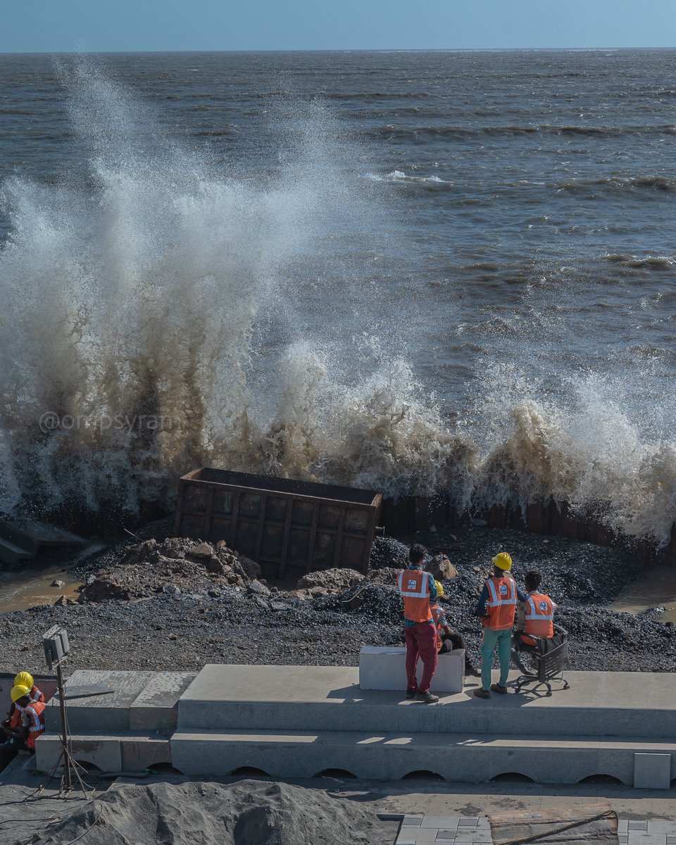 ompsyram's tweet photo. Photos I clicked of the high tide due to effects of Cyclone Biparjoy in Mumbai https://t.co/VSS22ZyYQv