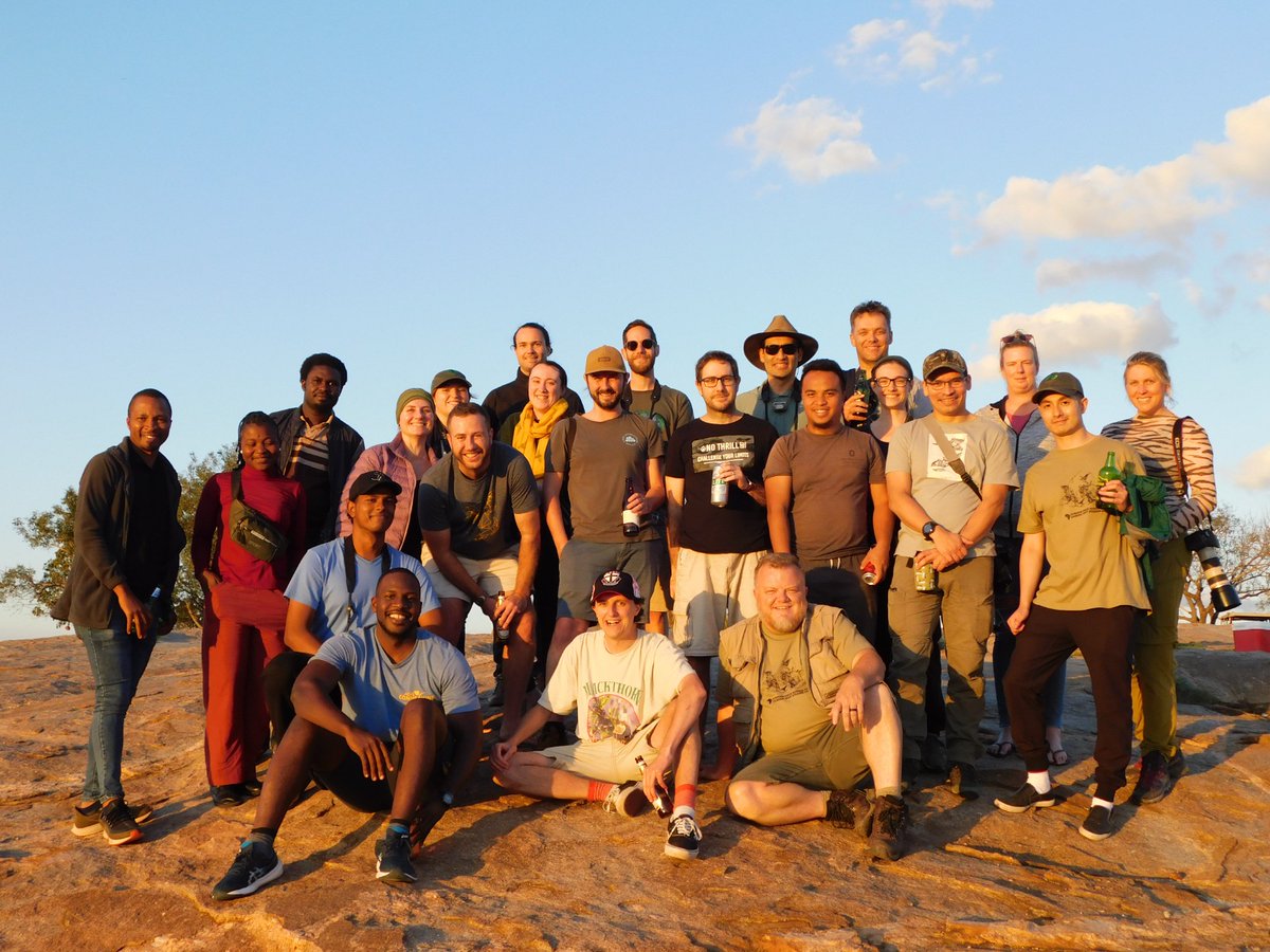 Our fantastic group of students and lecturers at the #AfricanFieldSchoolforCameraTrapStudies 🤩

Sundowners on Mathekenyane last night! 🍻🌅
