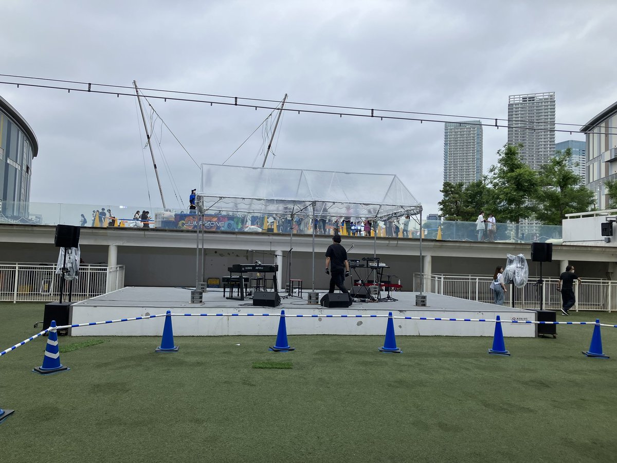 here_comes_sun's tweet photo. ライブが終わった瞬間に雨が降り始めるとか、towana本当に太陽神なのかも❣️ #runawayworld #fhana https://t.co/gC7Clb3g9t
