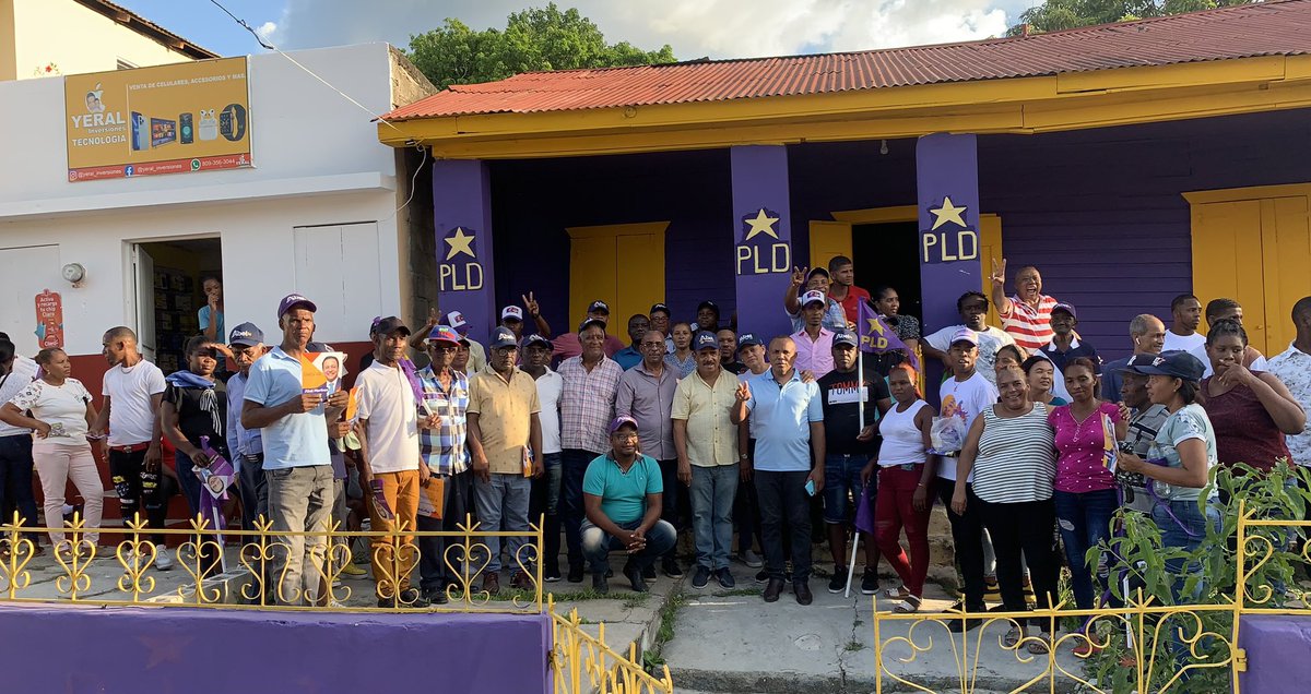 A_sanchezroa's tweet photo. Esta tarde estuvimos saludando en la comunidad de Galindo,Comendador,Elías Piña, donde nos recibieron con entusiasmo y la seguridad de que a partir del 2024 la comida será accesible a los pobres,empleos dignos suficientes, agua potable, energía eléctrica y reparación de viviendas https://t.co/usdOWVHDck