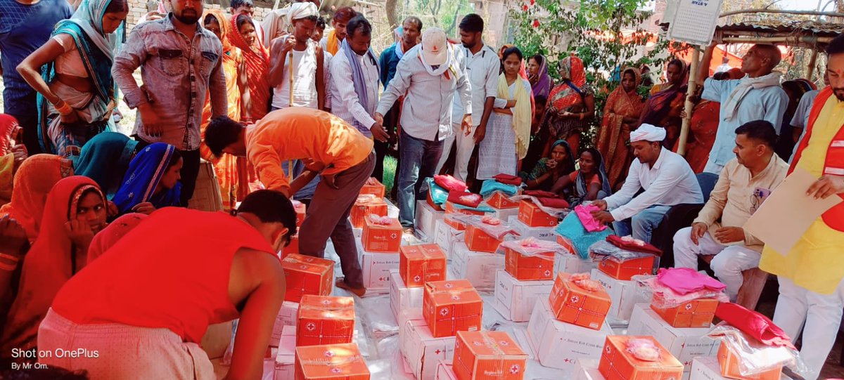 Redcrossballia's tweet photo. मानवीय संवेदनाओं का सच्चा प्रहरी बना IRCS Ballia
ग्राम केवटलिया में 40 परिवारों को राहत देने का कार्य किया,जिसमें प्रति परिवार किचन सेट(खाना बनाने से खाना खाने तक पूरा स्टील सेट बर्तन)हाइजीन किट सेनेटरी पैड-4,बाल्��ी सेट, तारपोलिन, धोती,टी-शर्ट,साड़ी सेट,साबुन सेट आदी दिया गया! https://t.co/28L4fcx0yS