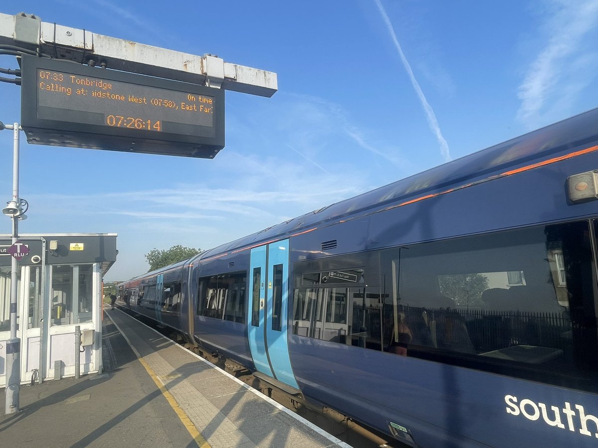 Now Heading down the @KentCRP1 Medway valley line, all the way down to Tonbridge Direct, It’s one of early morning direct services from Strood!

Class 375 303 doing the honours on the 2T14 Strood to Tonbridge. 

@SteveWhiteRail @Se_Railway