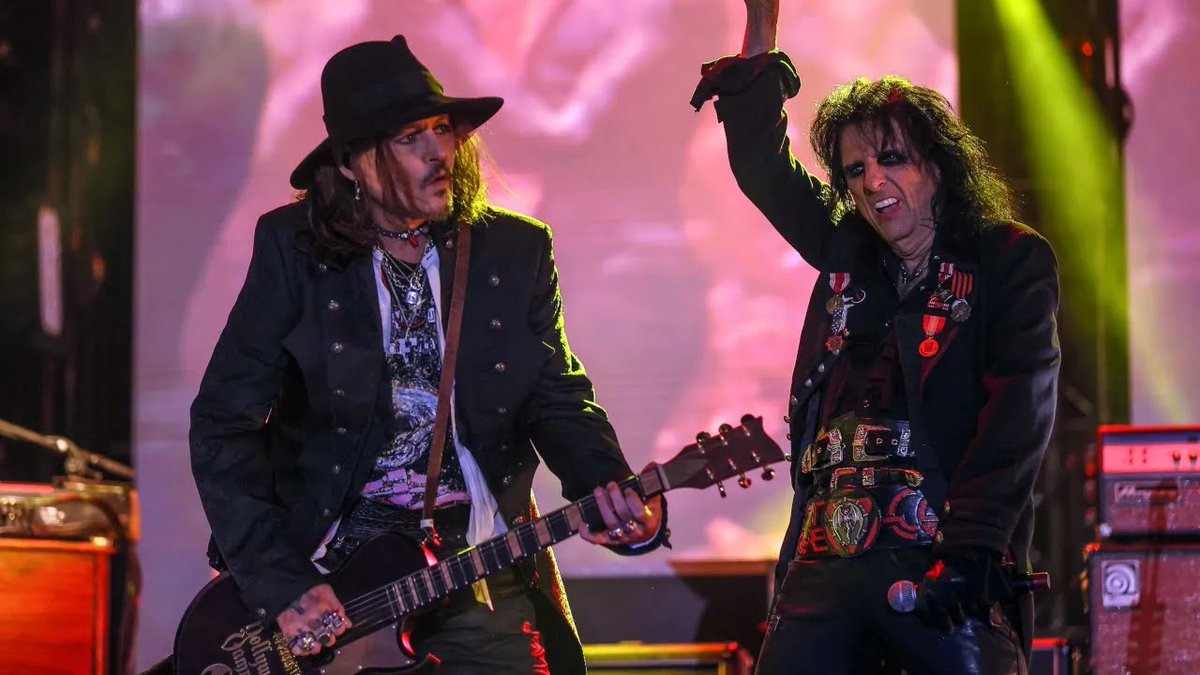 Johnny Depp'in de yer aldığı 'Hollywood Vampires', İstanbul'da konser verdi. 

Konserin geliri depremzedelere bağışlanacak.