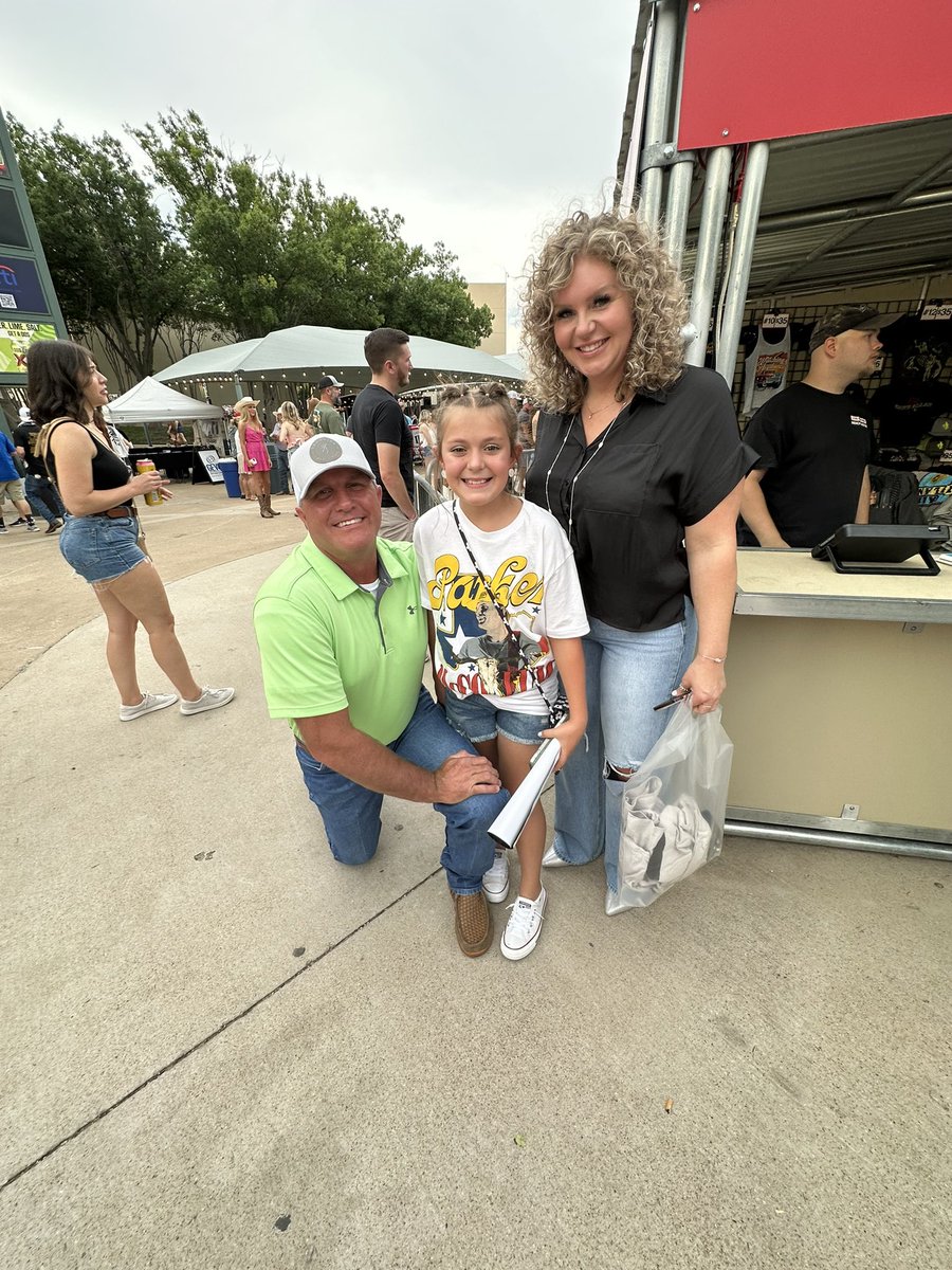 tammitaylorr's tweet photo. Big Thank you to this sweet couple
Who bought my grand-daughter a Parker t-shirt 💕 @marksmccollum and @MerMcCollum she was so excited to meet you. @ParkerMcCollum thank you for signing her poster. Y’all made her night and we’re blessed she has the memories to look back on 💕 https://t.co/QWK6LpttCs