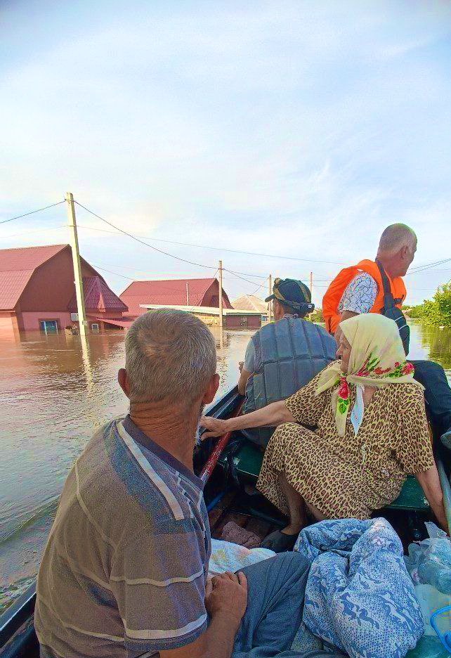 Великий Тви, нужна помощь! Для спасения людей в Олешках нужны прямые контакты директоров аптек - РФ или Крым. В идеале - крупных аптечных сетей. У спасаемых - огромная потребность в лекарствах, а ближние аптеки все выгребли.