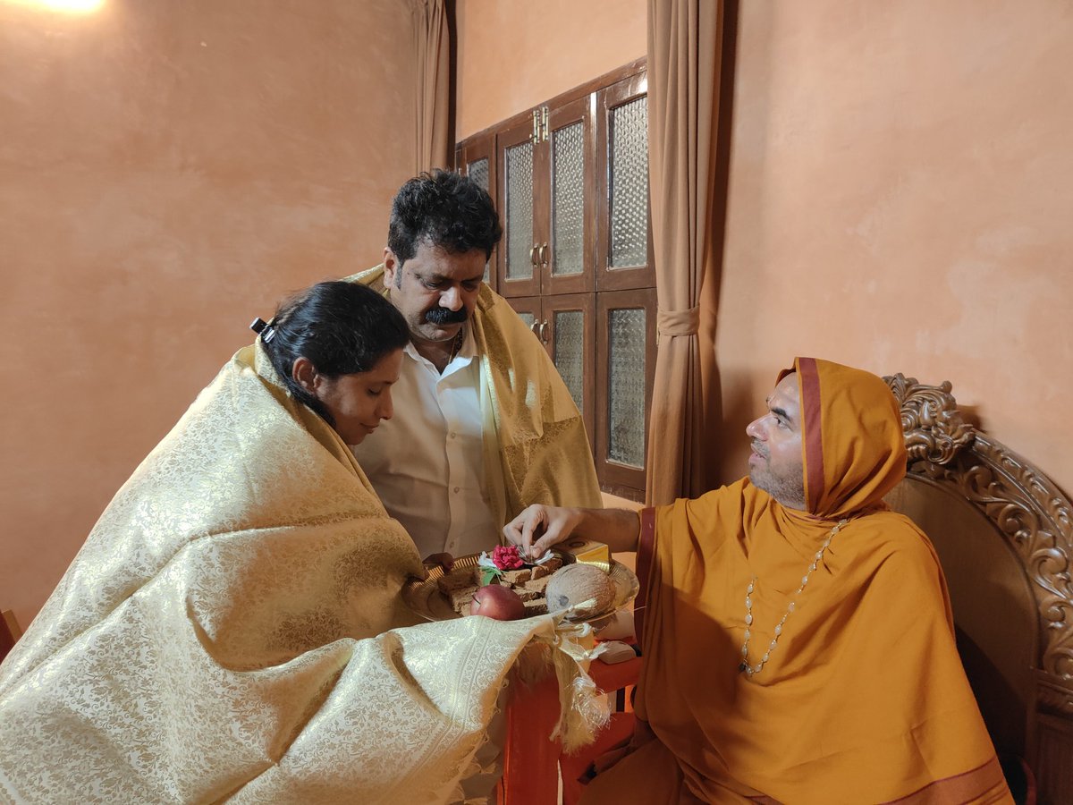ShankaraPeetha's tweet photo. ಮೀನುಗಾರಿಕೆ, ಬಂದರು ಹಾಗೂ ಒಳನಾಡು ಜಲಸಾರಿಗೆ ಸಚಿವರೂ, ಉತ್ತರ ಕನ್ನಡ ಜಿಲ್ಲಾ ಉಸ್ತುವಾರಿ ಸಚಿವರೂ ಆದ ಶ್ರೀ ಮಂಕಾಳ್ ಎಸ್. ವೈದ್ಯ ಇವರು @VishnuguptaVV ಗೆ ಭೇಟಿ ನೀಡಿ, ಜಗದ್ಗುರುಶಂಕರಾಚಾರ್ಯ ಶ್ರೀಶ್ರೀರಾಘವೇಶ್ವರಭಾರತೀ ಮಹಾಸ್ವಾಮಿಗಳವರ ಆಶೀರ್ವಾದ ಪಡೆದರು. https://t.co/LxGvR3zuU2