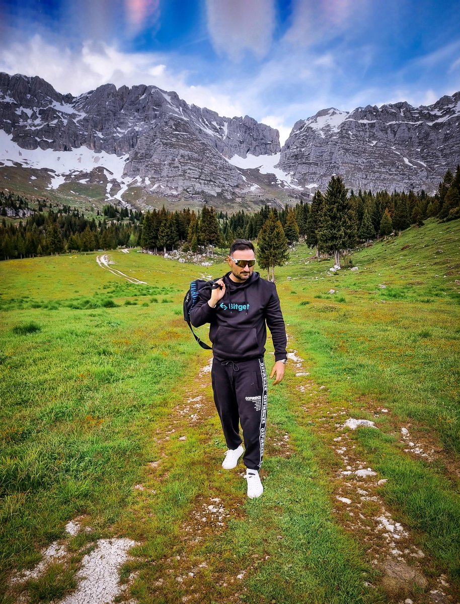 🌍Off the grid, on top of the world. 

💻 Powered by #Bitget. 

#WeekendZen #BitgetNomads