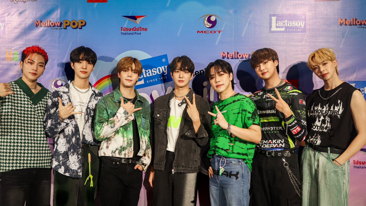 The7_official's tweet photo. งาน Boys in The Rain 🌧️ ครั้งนี้สนุกมากๆ เลยครับ ขอบคุณพี่ๆ จาก Mellow Pop ที่เชิญพวกเรามาร่วมงานในครั้งนี้ด้วยครับ 🥰☔️

แล้วก็ขอบคุณ SKY ทุกคนที่มาให้กำลังใจพวกเรานะครับ 😽💕

#THE7 #THE7_th #MellowPopxBoysinTheRain https://t.co/Kna4mh3MDu