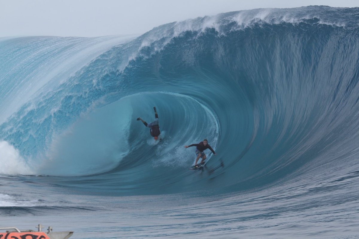 Nature_Is_Lit's tweet photo. 🔥 Surfing a 20 ft wave at Teahupoʻo Tahiti with a cameraman doing a somersault in the background https://t.co/vgbLrqY5iU https://t.co/4ZTBgve1a7