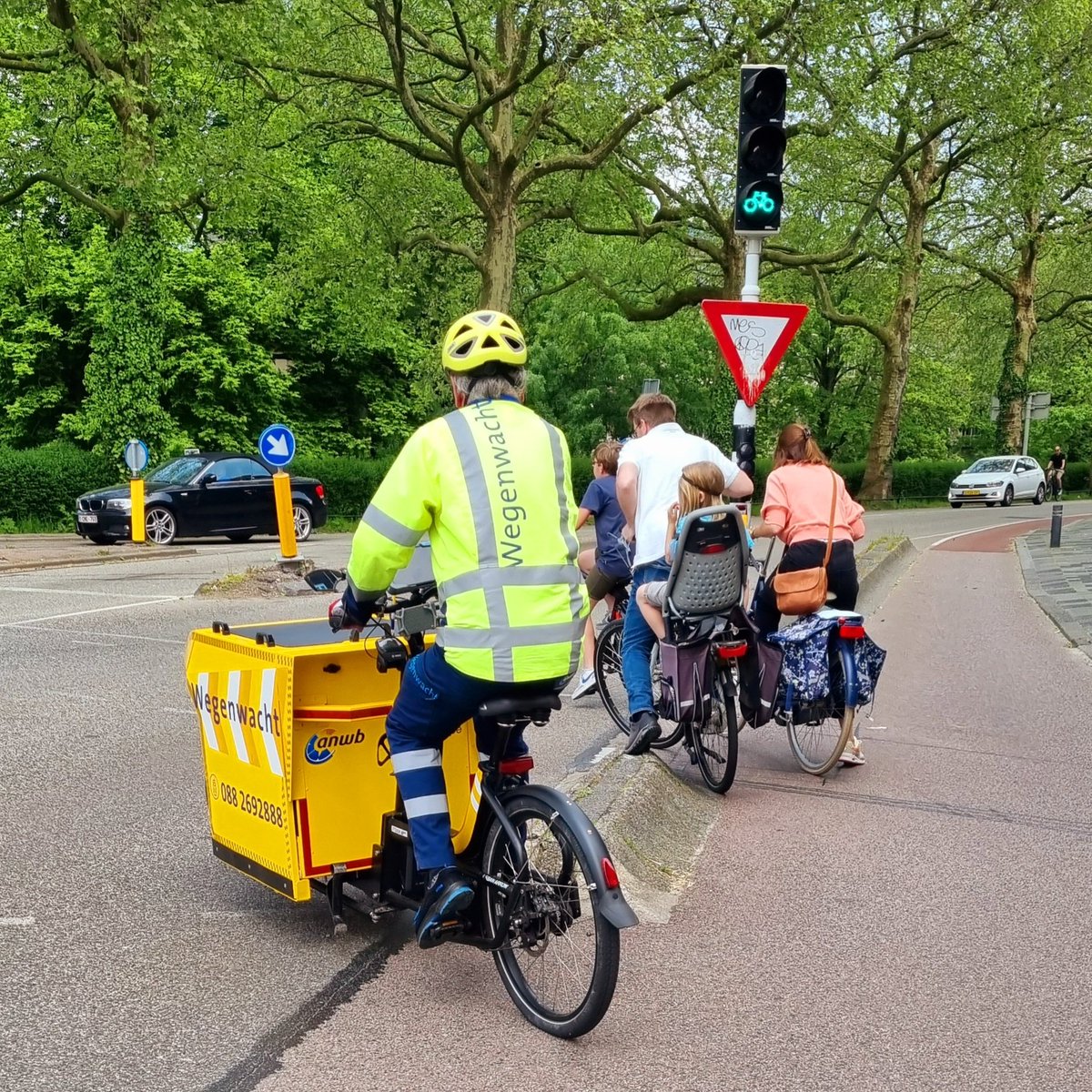 Ist das genial. Der niederländische ADAC kommt einfach mit dem Lastenrad zur Pannenstelle😍❤️
Foto von @FilmendeFietser