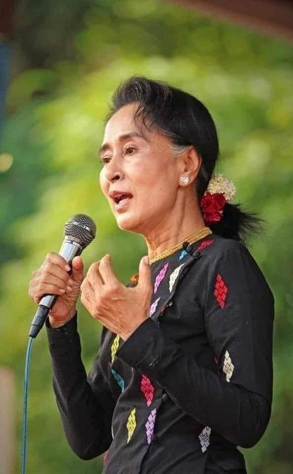 " နိုင်ငံနဲ့ လူမျိုးအတွက် ကိုယ်တတ်နိုင်သလောက်လုပ်၊ လုပ်နိုင်တဲ့နေရာကလုပ်၊ ကိုယ့်လောက် သူများမလုပ်နိုင်လို့လည်း မဝေဖန်နဲ့၊ သူများလောက် မလုပ်နိုင်လို့လည်း အားမငယ်နဲ့။ "

                   ▫️ဒေါ်အောင်ဆန်းစုကြည် 
         နိုင်ငံတော်၏အတိုင်ပင်ခံပုဂ္ဂိုလ်