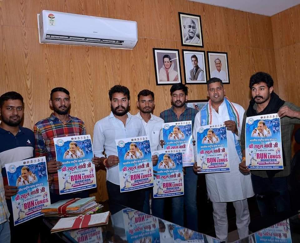 officialNsuiRu's tweet photo. देश के नेता @RahulGandhi जी के जन्मदिवस पर @NSUI परिवार द्वारा प्रदेश भर में आयोजित की जाने वाली मैराथन दौड़ #RunForLungs का पोस्टर विमोचन खेल मंत्री श्री @AshokChandnaINC जी और एनएसयूआई प्रदेश अध्यक्ष श्री @withabhinsui जी ने किया।
#running #sports #NSUI
@NSUIRajasthan https://t.co/Jws2n2uegq