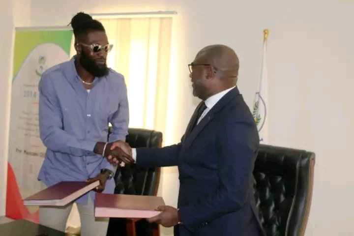 Il est sorti de sa zone de confort pour pouvoir aider la jeunesse togolaise à comprendre la véracité de l'agriculture dans l'économie d'un pays .
Félicitations à vous mon incontournable légende de mon pays le Togo 
<a href="/E_Adebayor/">Emmanuel Adebayor</a> 
<a href="/CommunicationTg/">Ministère de la Communication, Médias & Culture</a>