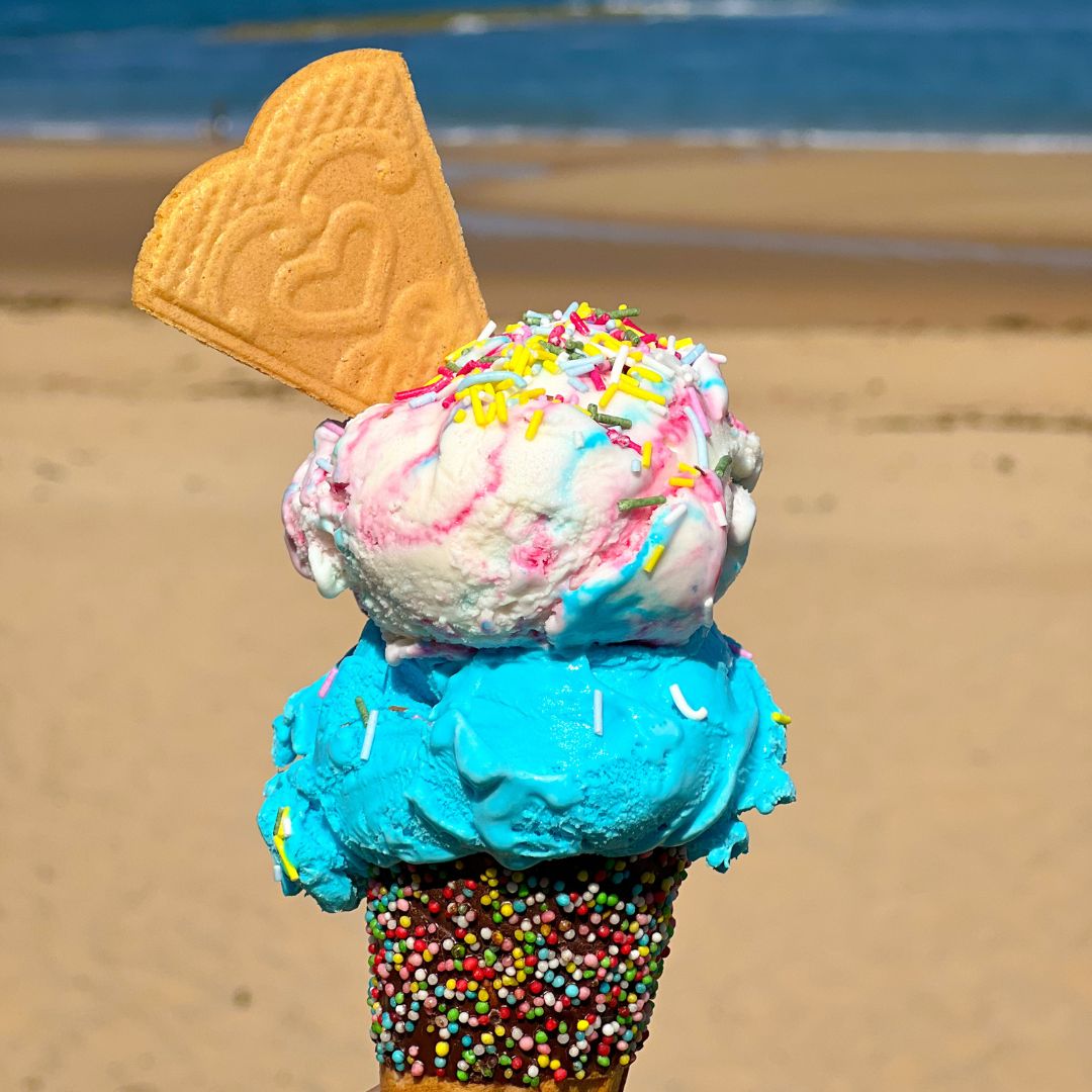 ViewTynemouth's tweet image. Do you know what a sunny and warm forecast for the week ahead means? Ice-cream on the beach, you say? Yes it does! 

Our Kiosk is open everyday with a large selection of ice-cream flavours and toppings 

#theviewkiosk #theviewlongsands #theviewtynemouth #kioskonthebeach #icecream