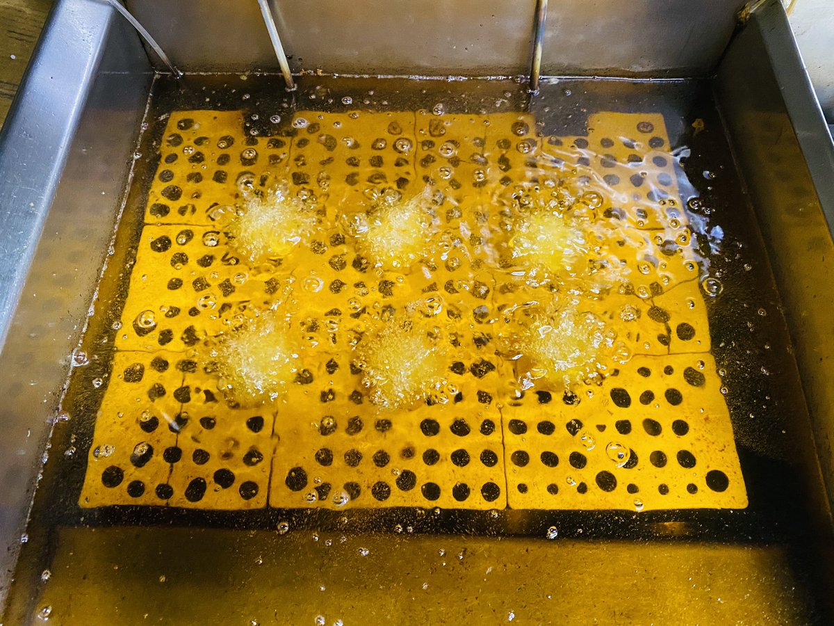 nyasha0512's tweet photo. 新しいバイトの子が揚げ物する時、綺麗に並べてるのがなんかツボで笑っちゃった😂気持ちはわからなくもないけど😂性格がでてるなぁ〜って、かわいい。

#goody
#グッディ
#中津
#大阪
#スーパー
#惣菜
#手造り
#無添加
#japanesefood https://t.co/FPckmxrhE2