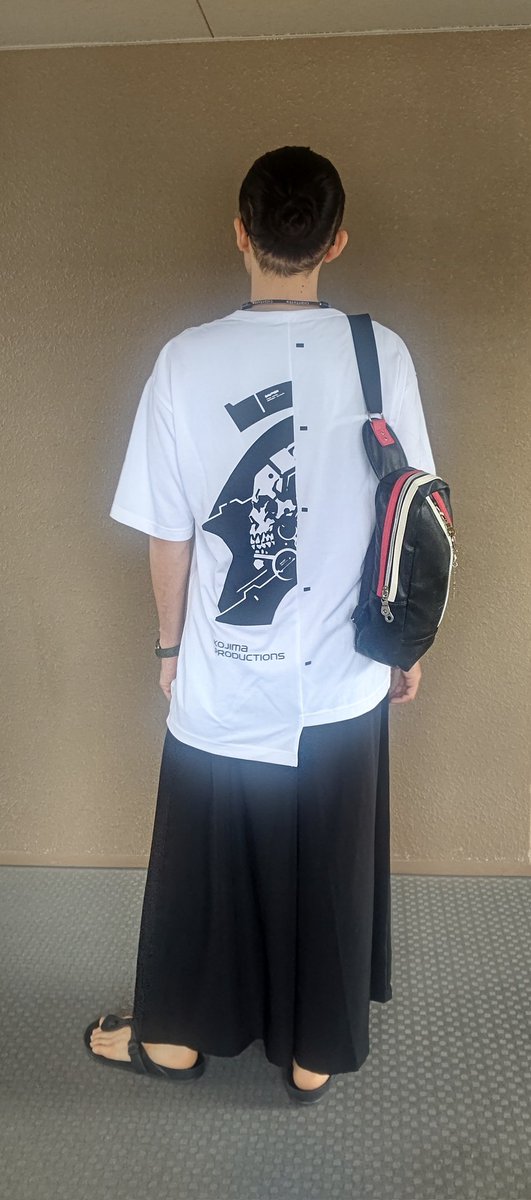 すんごく乗り遅れましたが、ようやくGUのコジプロコラボシャツをゲットできました！！

もう大きめサイズしか残ってなかったので、オーバーサイズシャツとして袴パンツと合わせてみました！

#kojimaproduction