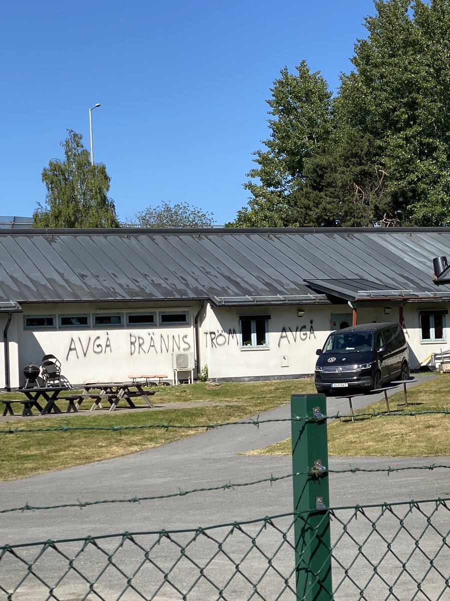 tor_sundberg's tweet image. Vandalisering på AIK:s träningsanläggning med tydlig uppmaning.