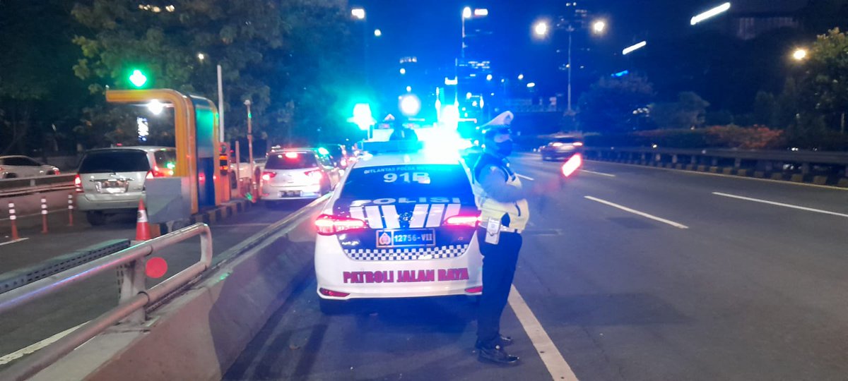 TMCPoldaMetro's tweet photo. 19.54 Situasi arus lalu lintas di Gerbang Tol Semanggi 1 menuju arah Cawang terpantau ramai lancar. https://t.co/MbjQ4cL0zh