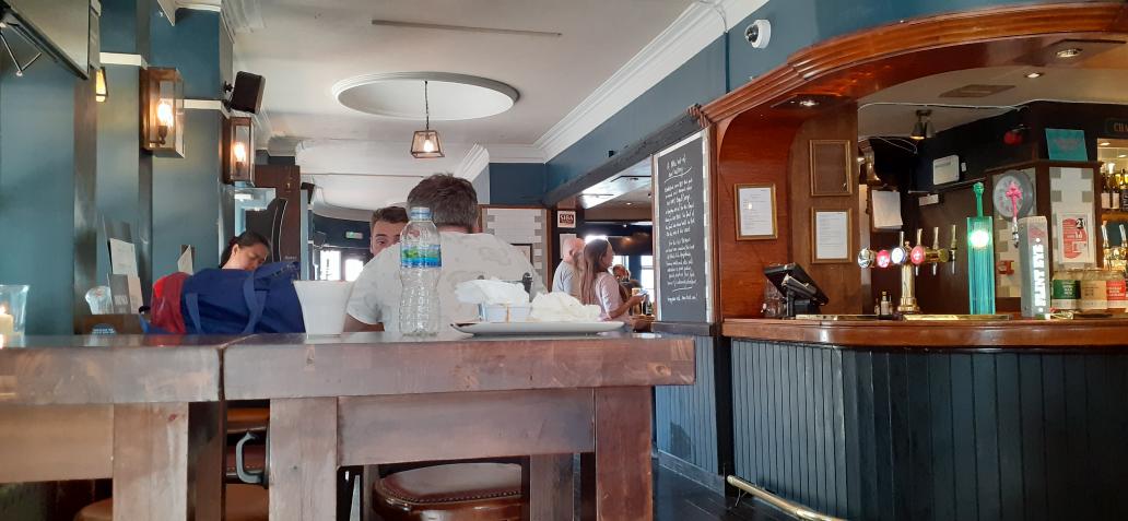Conkleton's tweet photo. #beeroclock with subtley hoppy, dry #flinteye by @greeneking @RoyalGeorgeNW1
A big classic #railway station #pub still connected to its blend of old #London pub & rail travel watering hole. Good heritage features and well travelled look. https://t.co/AVBFTesVUk