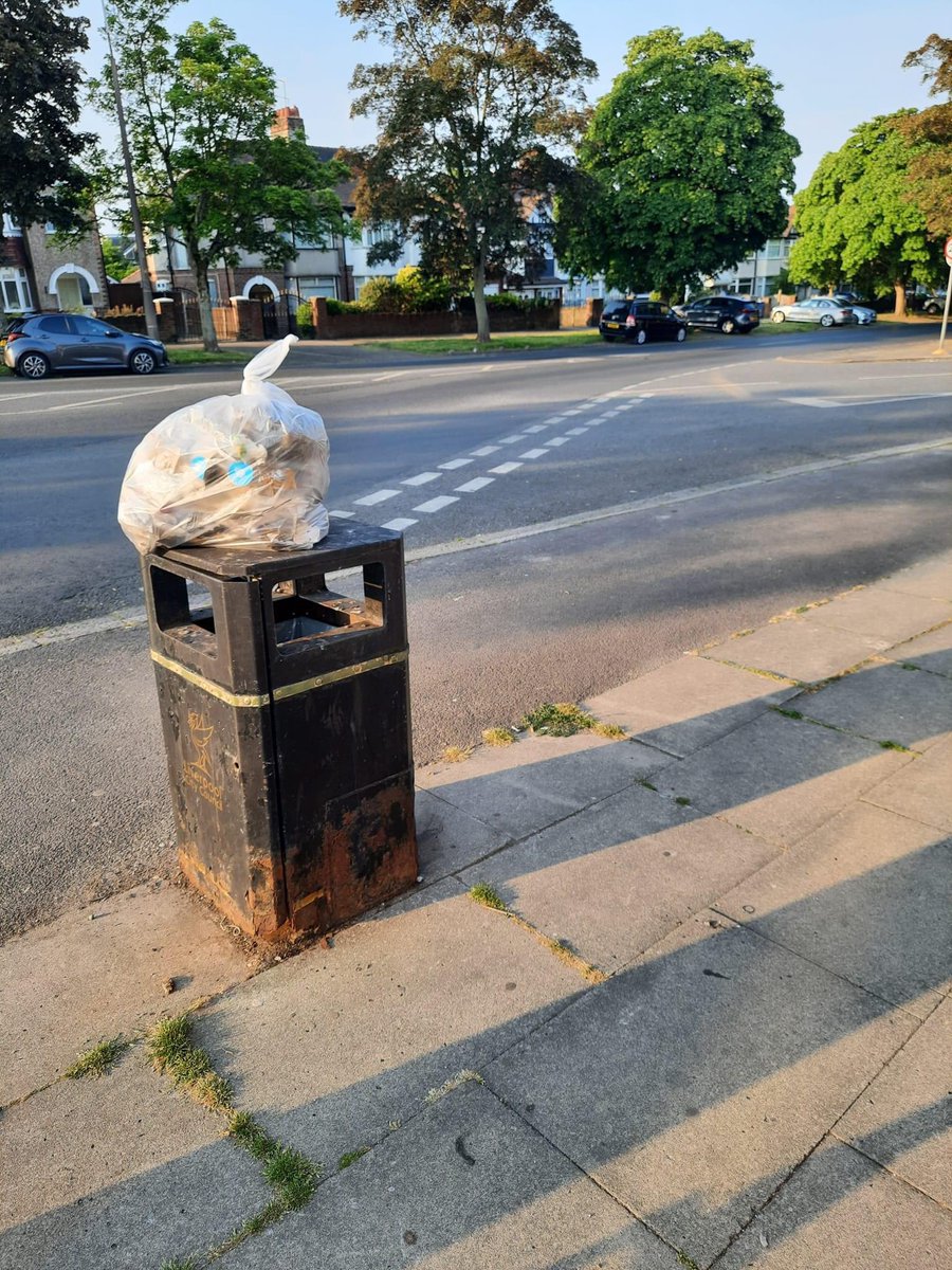 David did a couple of Wombles yesterday inc an early morning one along Brodie and Booker

3 bags landfill (or to be sorted by Council, if true), 1 of recycling

So many pieces of litter shredded by the Council lawnmower of doom. 1 set of abandoned sandbags to report.