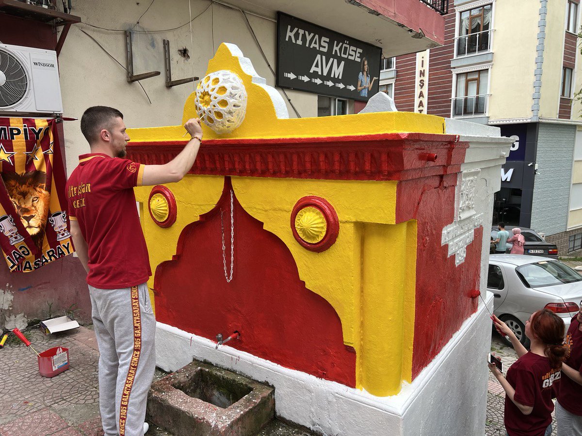 webaslan's tweet photo. 💛❤️Sinop'un Gerze ilçesinde belediye tarafından 40 yıldır, şampiyon olan futbol takımının renkleriyle boyanan "şampiyon çeşme", bu yıl Galatasaray'ın Spor Toto Süper Lig'de şampiyonluğa ulaşmasının ardından sarı-kırımızı renklere boyandı. https://t.co/5pTLaGGJg3