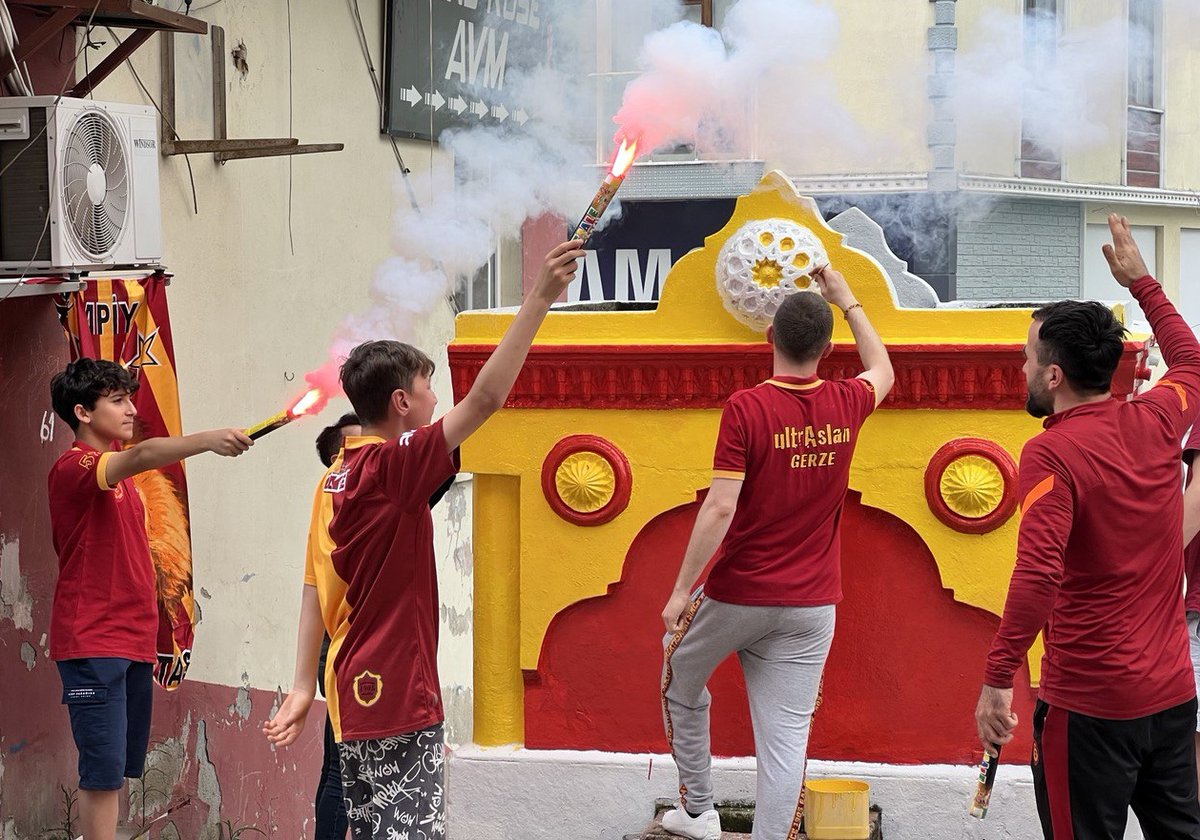 webaslan's tweet photo. 💛❤️Sinop'un Gerze ilçesinde belediye tarafından 40 yıldır, şampiyon olan futbol takımının renkleriyle boyanan "şampiyon çeşme", bu yıl Galatasaray'ın Spor Toto Süper Lig'de şampiyonluğa ulaşmasının ardından sarı-kırımızı renklere boyandı. https://t.co/5pTLaGGJg3