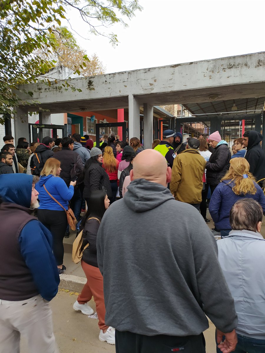 Martindguzman's tweet photo. 9.10 hs y todavía no habilitaron la escuela Rivadavia en Tafí Viejo. La gente está amontonada y en la puerta. https://t.co/BvMnM28Rsi