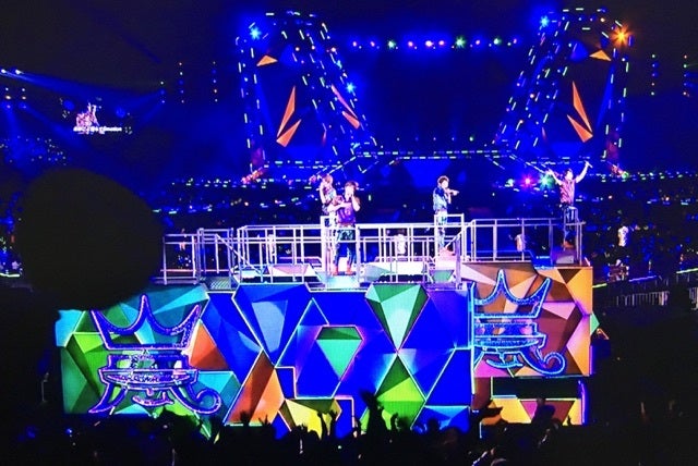 [Chapter II con fan report 11/6]

Apparently Marius was spotted attending Sexy Zone's concert today. He stayed until the end of the encore and highfived the members when they went on/off the caravans that went around the stands.

Reference image of caravan: