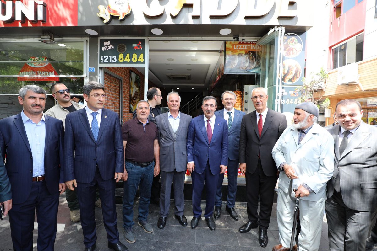 Cumhurbaşkanı Yardımcısı Sayın Cevdet Yılmaz, Valimiz Kadir Ekinci, Milletvekillerimiz  ve Belediye Başkanı ile birlikte Genç Caddesinde esnaf ziyareti yaptı, vatandaşlarımızla sohbet etti.
