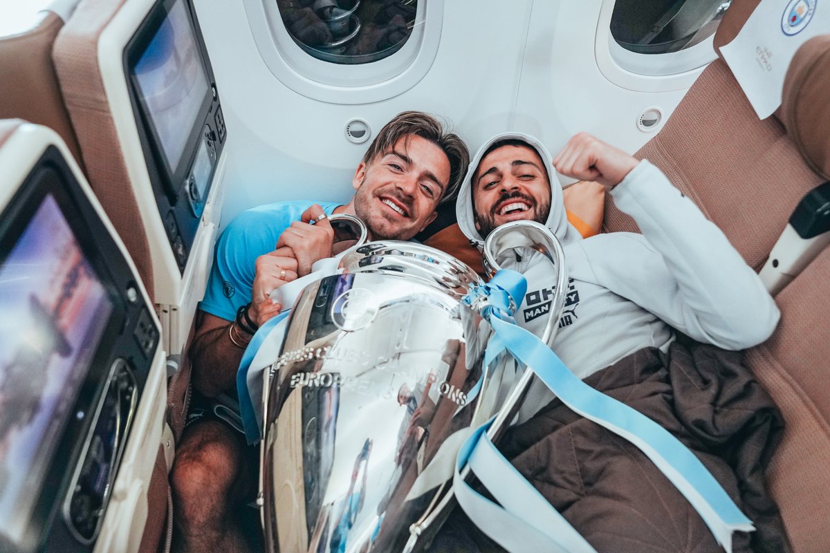 ManCity's tweet photo. Bringing it home! 🏆🐝 https://t.co/FnyLEWK7Pa