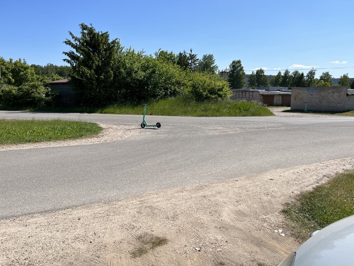 Tiešām Tukumā ir tik debīli Bolt darbinieki?
Varēja jau nekautrēties, cik tad vairs līdz krustojuma vidum aizstiept un atstāt, varbūt kāds aizies tur iznomāt …