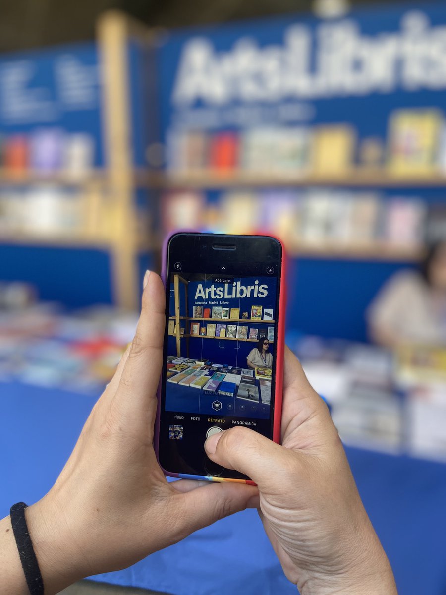 bcn_llibres's tweet photo. 🤗 Avui últim dia d’#ArtsLibris, un punt de trobada per afegir a la teva col·lecció les millors publicacions d’artista.
T'esperem!
📚 @bcn_llibres hi participa amb una parada compartida amb @dissenyhub_bcn, @lavirreinaci, @LaCapellaBCN i la @fabraicoats_fic.
📍@mercatstantoni https://t.co/rikmGYboTb