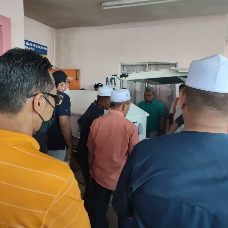 JKRMelaka's tweet photo. Pengarah Kerja Raya Melaka Datuk Ir. Ismail bin Abd Rahman menziarahi jenazah Ir. Shaharuddin bin Bahari@Bahri, Jurutera Awam Penguasa Jalan di Bilik Mayat Hospital Melaka.

Jenazah kemudiannya dibawa pulang ke kampung arwah di Bukit Gambir, Tangkak Johor untuk dikebumikan. https://t.co/wgyCWiZwHK