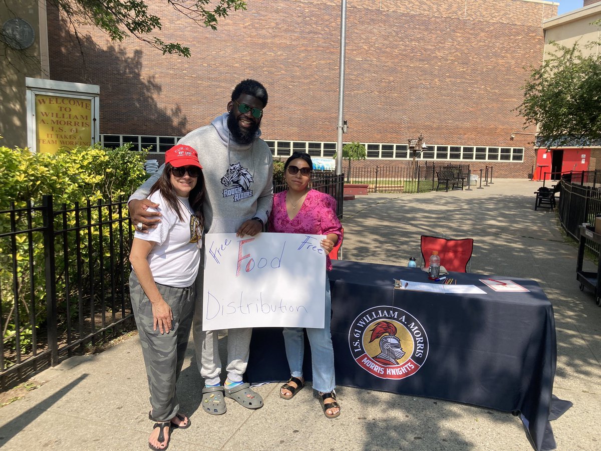 janinecali's tweet photo. What a beautiful day of service for our community. Thank you @PrincipalAkbar for supporting our FIRST community food distribution. @morrisknights @KOJO_CAMP https://t.co/2aZnZqIO0x