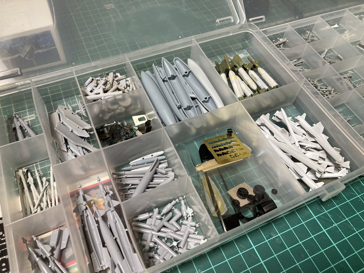 jun_area51's tweet photo. FA-18各社ジャンクパーツを仕切りBOXに整理整頓。 1/72 1/144別にまとめたら
🧠もスッキリ✨ストレス解消

止まっていた1/72FHOENIX機もこれでいつでも前進

#FA18ESuperHornet 
#FA18FSuperHornet 
#トップガンマーヴェリック https://t.co/vsOFeLL3u2