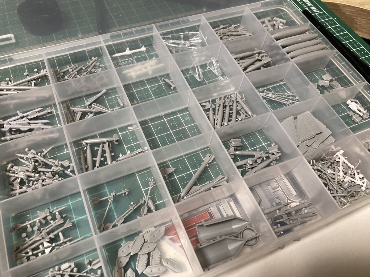 jun_area51's tweet photo. FA-18各社ジャンクパーツを仕切りBOXに整理整頓。 1/72 1/144別にまとめたら
🧠もスッキリ✨ストレス解消

止まっていた1/72FHOENIX機もこれでいつでも前進

#FA18ESuperHornet 
#FA18FSuperHornet 
#トップガンマーヴェリック https://t.co/vsOFeLL3u2