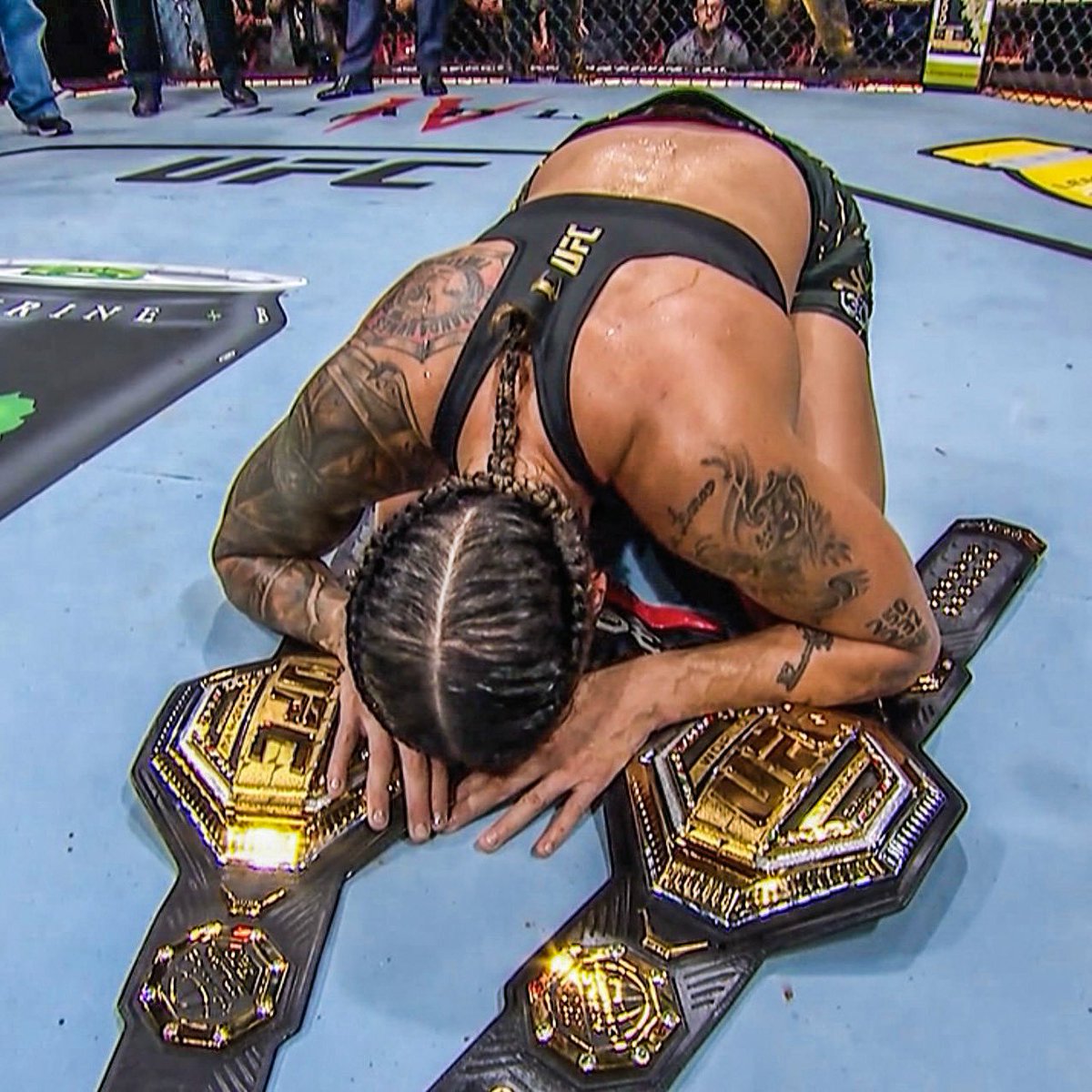 Fight_Clubbing's tweet photo. Si chiude un'era in #UFC . La più grande atleta di tutti i tempi, #AmandaNunes, annuncia il suo ritiro dopo aver difeso il suo titolo nel Main Event di #UFC289.

La sua eredità ispirerà per sempre le future agoniste del mondo delle MMA. 

Grazie per i tuoi incredibili combattimenti, Leonessa! ❤️