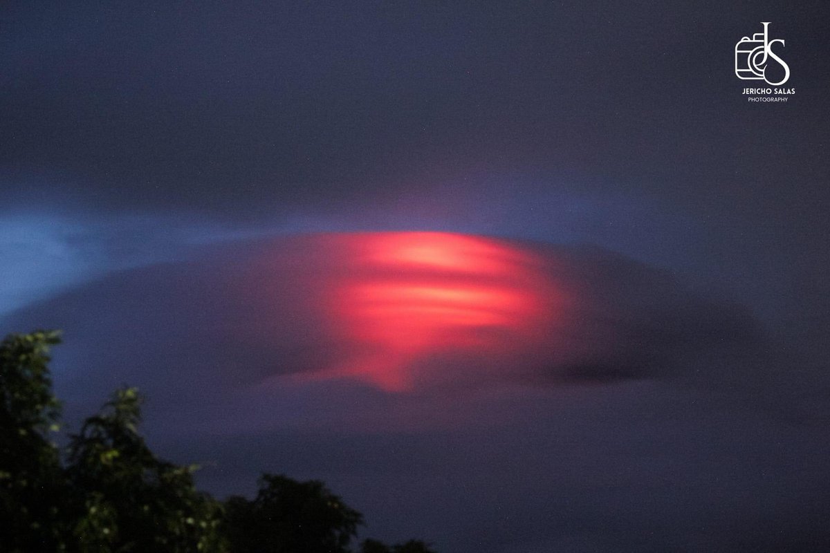 earthshakerph's tweet image. LOOK! Mayon Volcano’s glowing crater or “banaag” with cap clouds .☁️ 🌋 

These were captured at 7:14 PM PhST tonight, 8 km away from the volcano, in Daraga, Albay.

Image Credit: Jericho Salas

#MayonVolcano #AlertLevel3