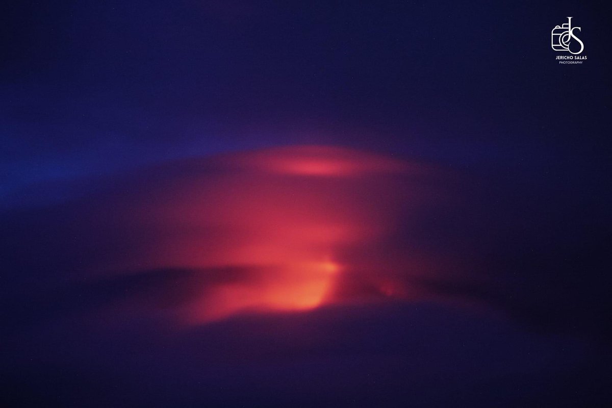 earthshakerph's tweet image. LOOK! Mayon Volcano’s glowing crater or “banaag” with cap clouds .☁️ 🌋 

These were captured at 7:14 PM PhST tonight, 8 km away from the volcano, in Daraga, Albay.

Image Credit: Jericho Salas

#MayonVolcano #AlertLevel3