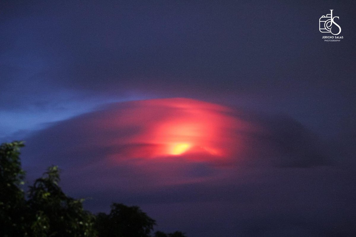 earthshakerph's tweet image. LOOK! Mayon Volcano’s glowing crater or “banaag” with cap clouds .☁️ 🌋 

These were captured at 7:14 PM PhST tonight, 8 km away from the volcano, in Daraga, Albay.

Image Credit: Jericho Salas

#MayonVolcano #AlertLevel3