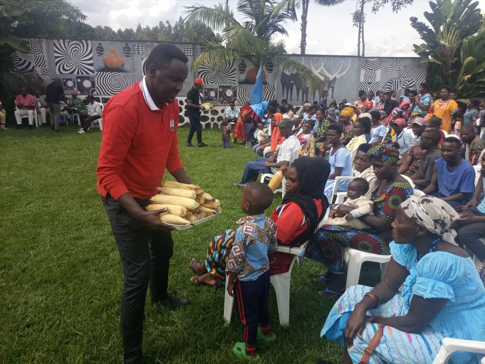 muhire_dieu's tweet photo. Munteko rusange y'umudugudu wa #Bubandu, Cyuve muri @MusanzeDistrict barashima ibyagezweho munjyana yaho yitwa #Umwineneko bati haragahoraho @rpfinkotanyi kubera ko ibyo imaze kubagezaho byivugira. https://t.co/Mn9QfIFUUA